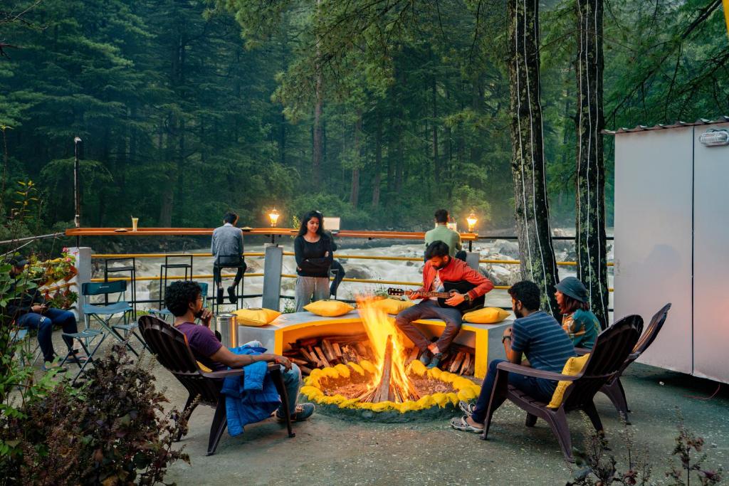 Manali Kasol Manikaran Tour Package by Volvo Bus - Chalo Travellers