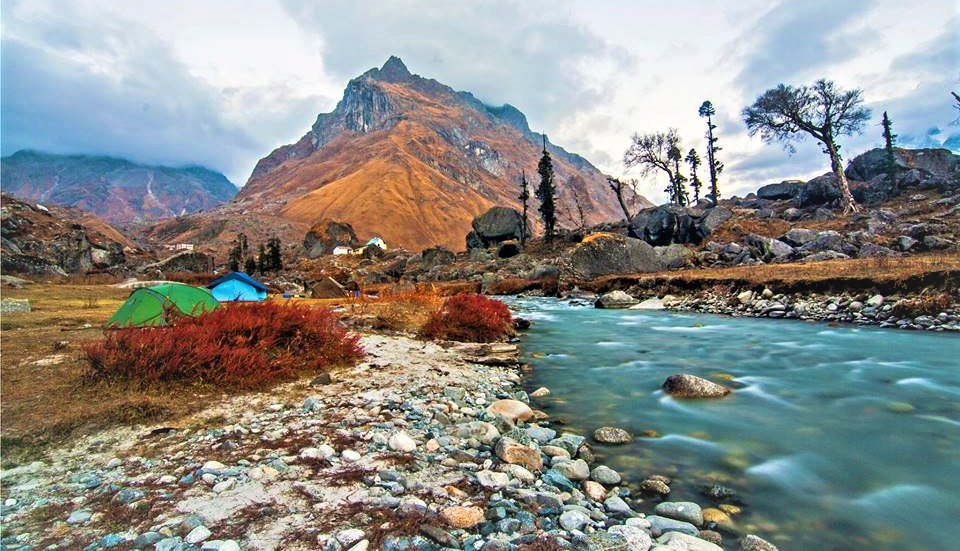 Scenic collage of the best summer vacation spots in India including mountains, lakes, and beaches