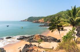 It could also mention its identity as a temple town with significant spiritual sites like the Mahabaleshwar Temple, which has Dravidian architecture.