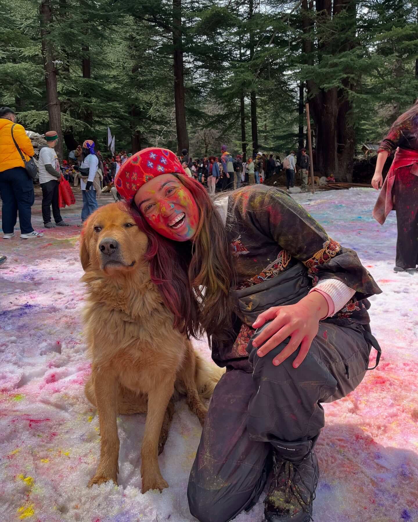 Travelers celebrating vibrant Holi during the Faguli Festival in Sangla Valley with snow-capped Himalayan mountains in the background – Chalo Travellers Sangla Holi Road Trip 2026.