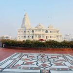 Mathura Vrindavan tour package temple view with devotees at Shri Krishna Janmabhoomi