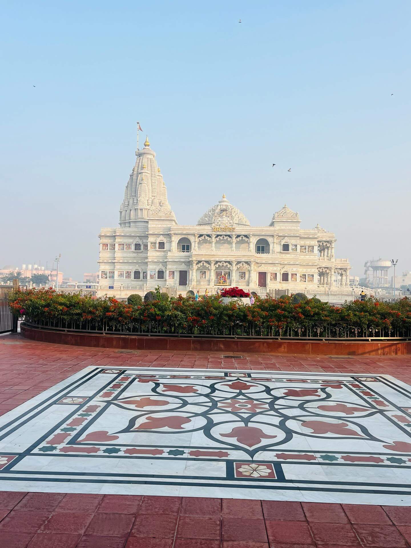 Mathura Vrindavan tour package temple view with devotees at Shri Krishna Janmabhoomi