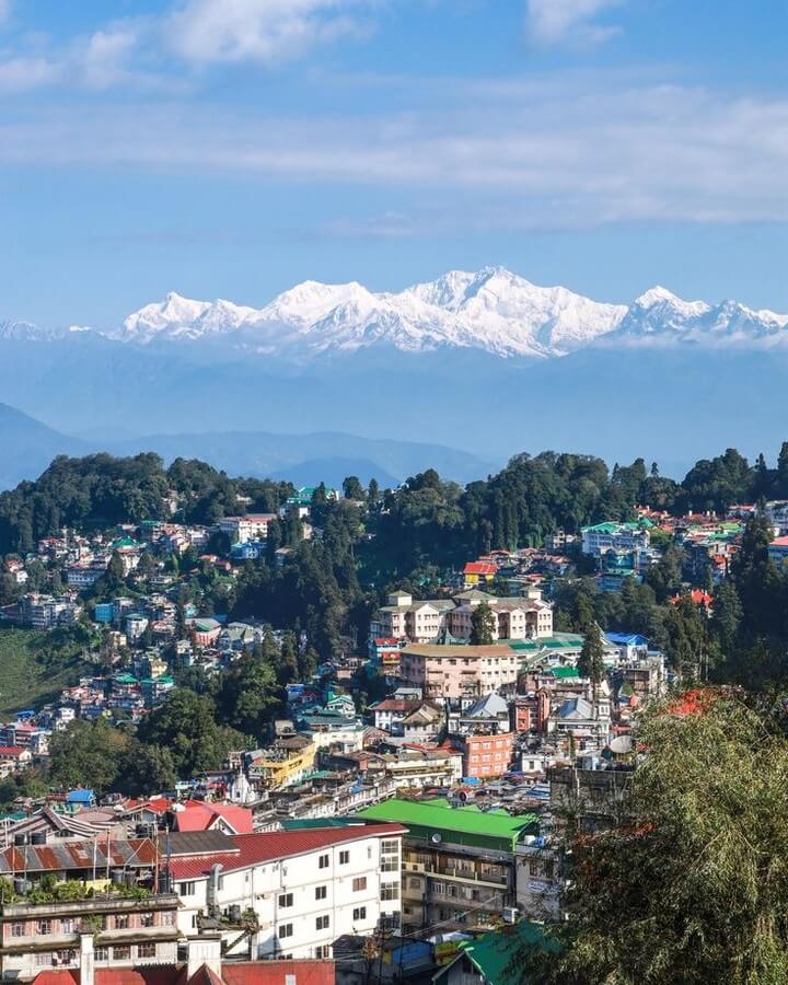 Darjeeling trip plan with scenic view of Kanchenjunga mountains, tea gardens, and toy train in Darjeeling, West Bengal