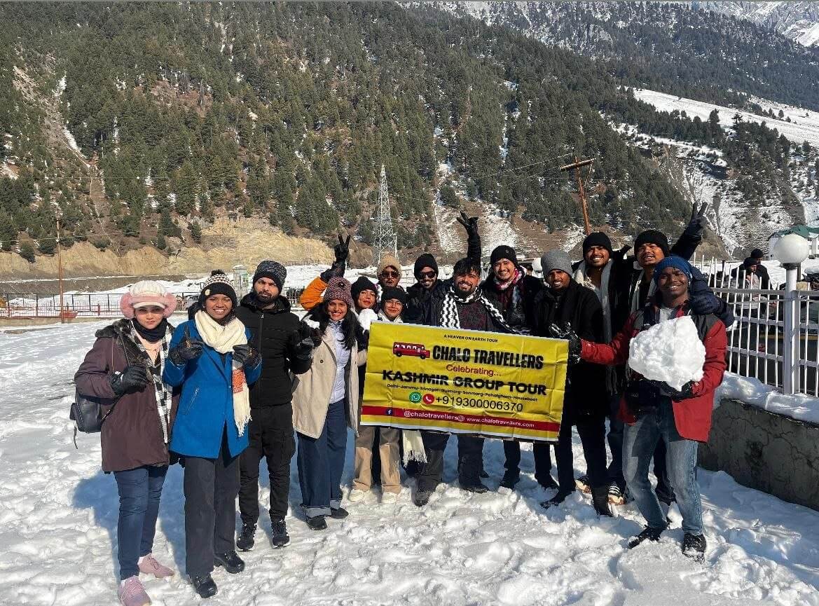 Beautiful view of Dal Lake, snow-covered mountains, Gulmarg gondola ride, and scenic valleys included in a Kashmir tour package.