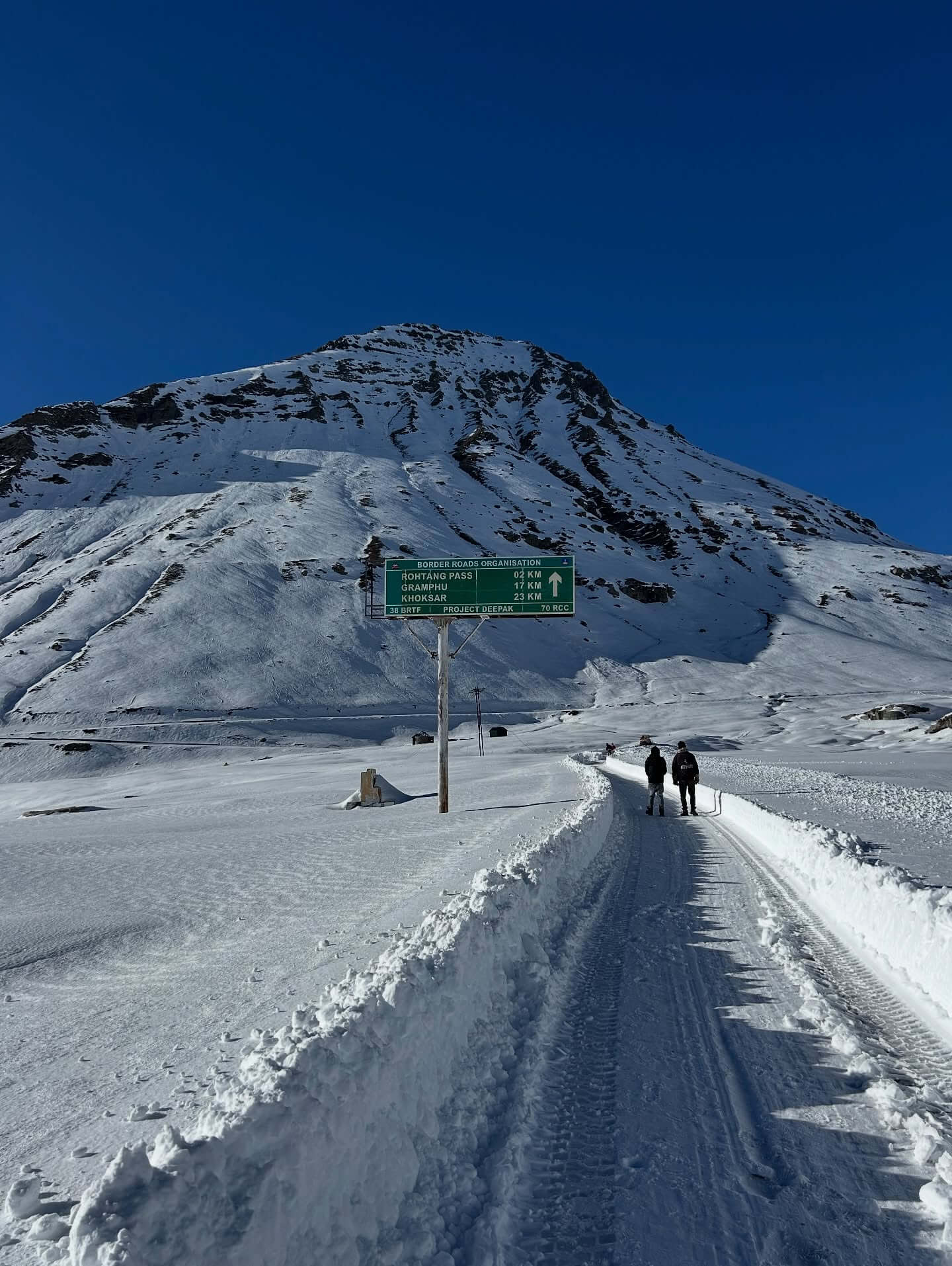 Snow-covered Rohtang route near Marhi with tourists enjoying mountain views in Manali